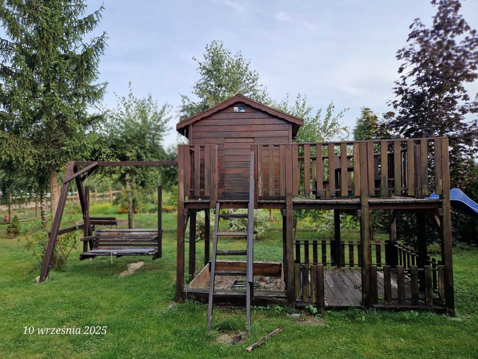 Duży drewniany domek dla dzieci z huśtawką