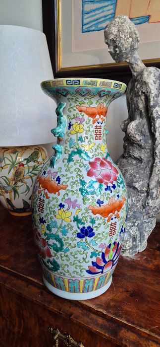 Chiński wazon porcelanowy wykonany w stylu Famille Rose rodzina różowa