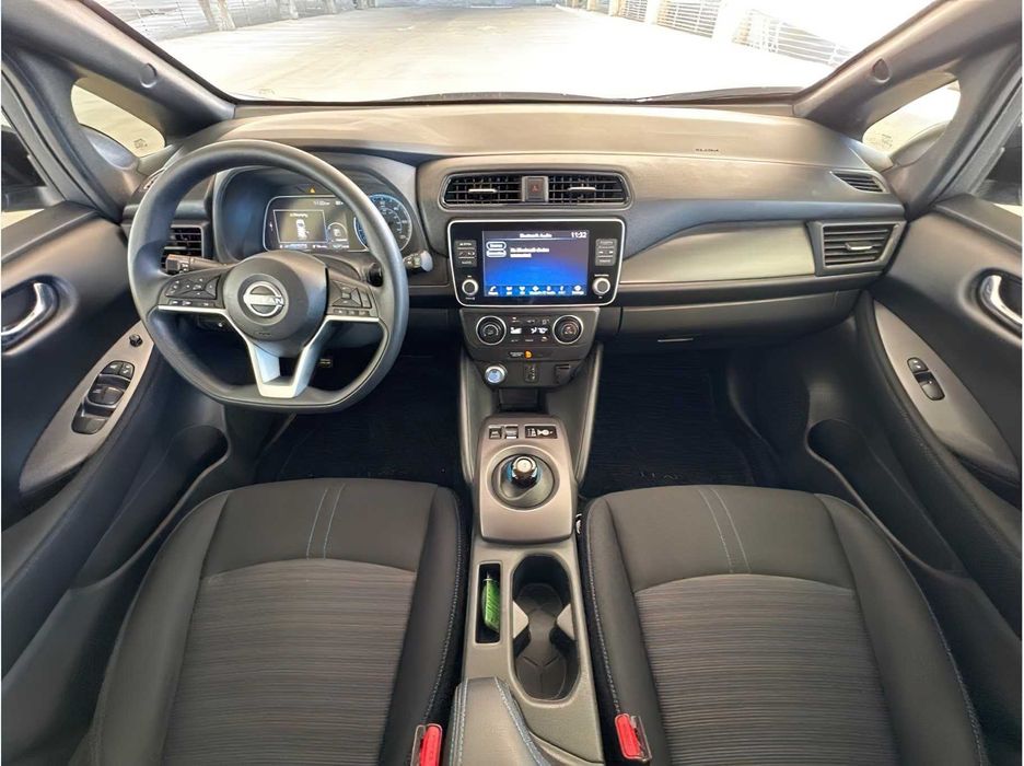Nissan LEAF      2025