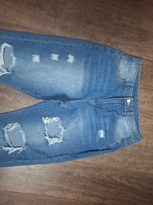 Jeansy z modnymi przetarciami (154)