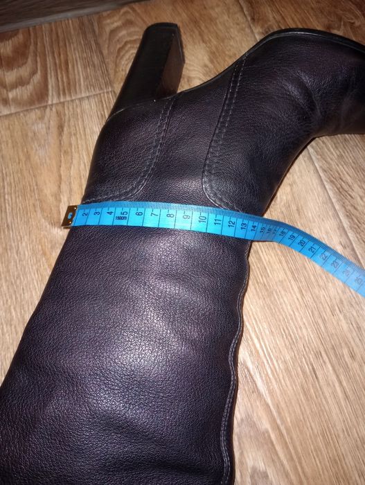 Кожаная ботфорты на каблуку