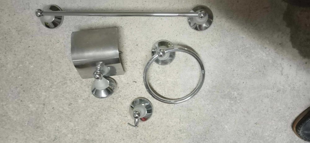 Toalheiro WC e outros materiais