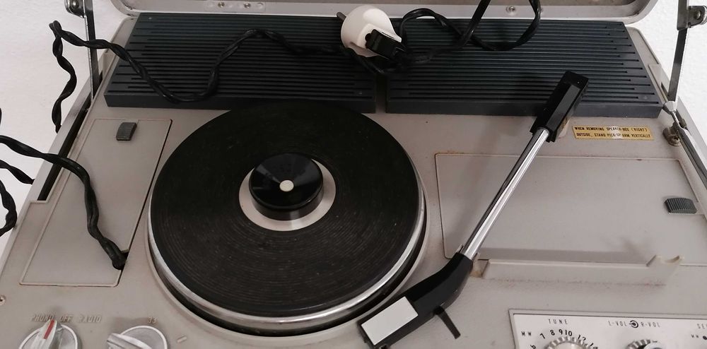 Radio e gira-discos Cout, peça antiga, tipo mala
