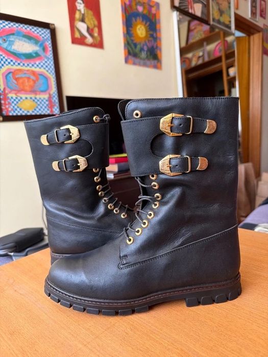 Bota tipo coturno em pele