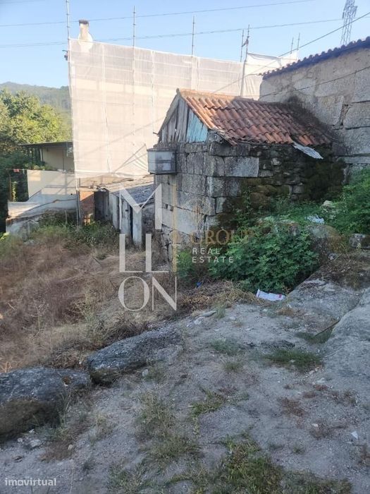 Ruína T3 Com Dois Artigos E 3.100 M² De Terreno — Padronelo, Amarante