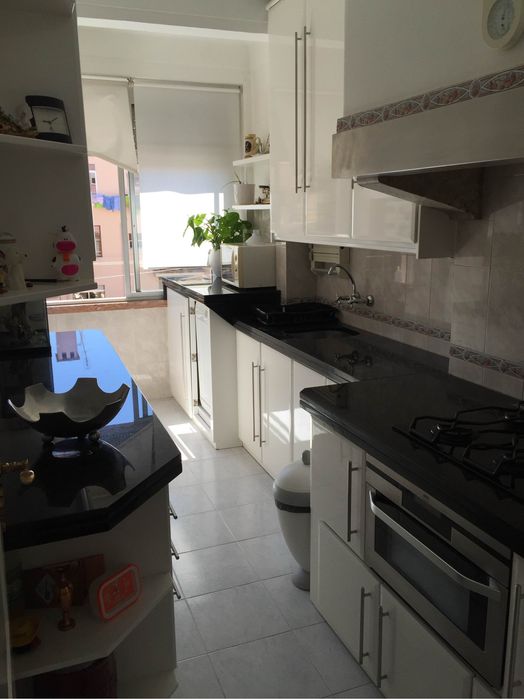 Quarto com varanda em Alvalade-Av. da Igreja