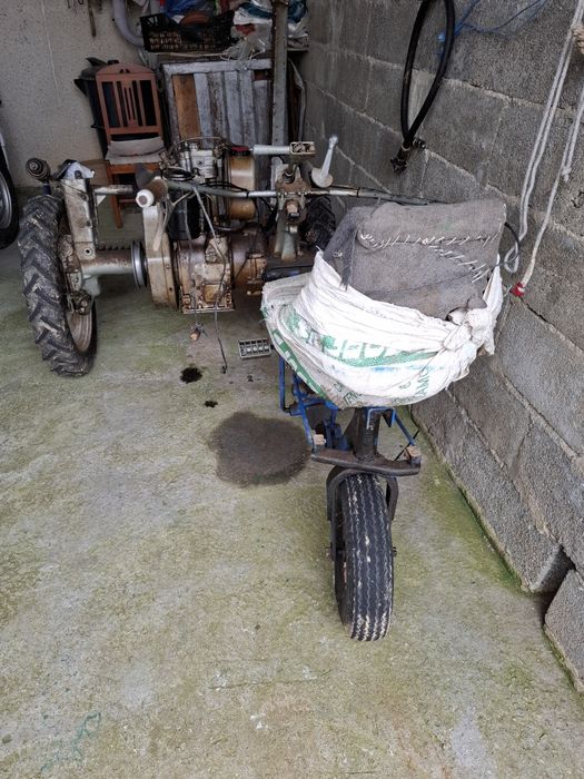 Ceifeira de três rodas em ótimo estado de conservação