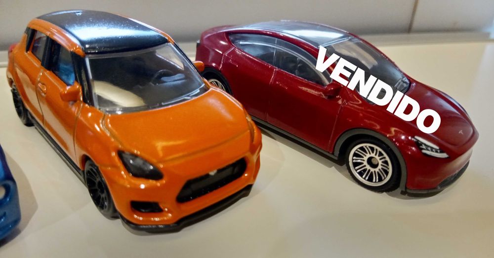 Hot Wheels e outros - 13 carros