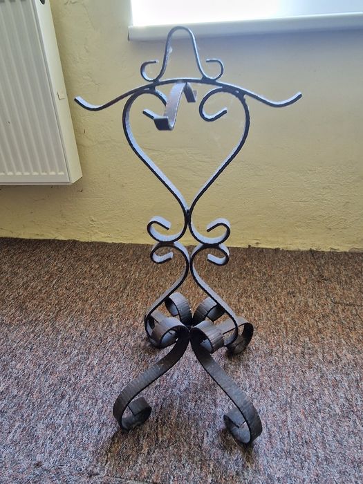 Przybory do kominka na stojaku.