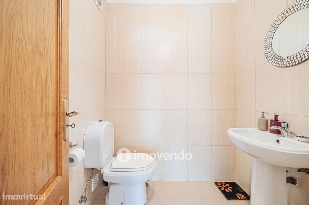 Apartamento T3 com estacionamento, no Condomínio Jardim da Lomba