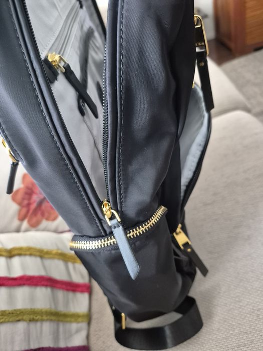 Mochila preta de tecido impermeavel nova
