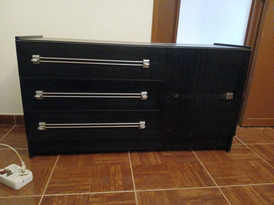 Aparador preto com 3 gavetas e 1 porta