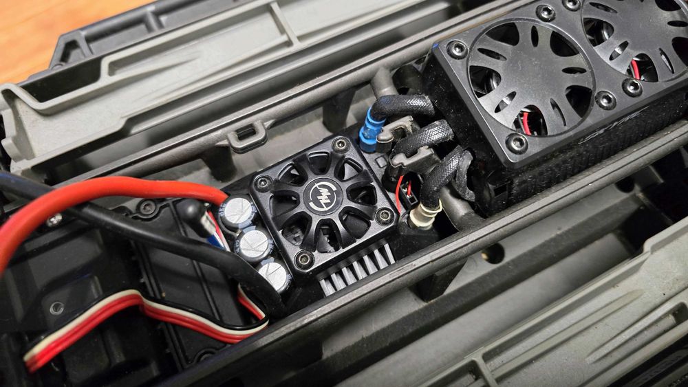 Traxxas X-MAXX 8S- Hobbywing e extras- Como novo