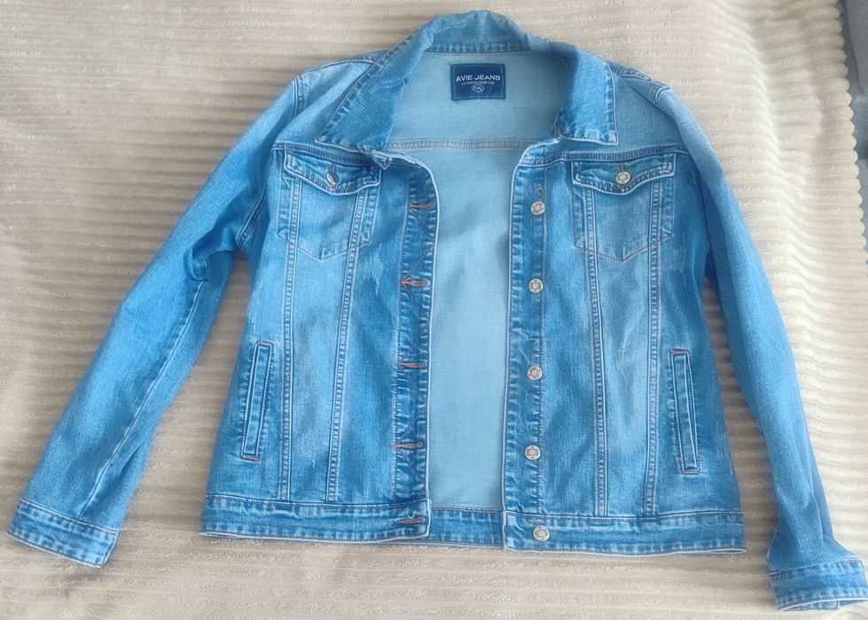 Жіноча джинсова куртка