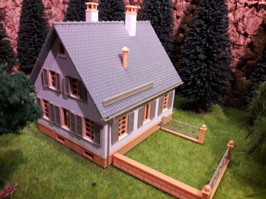 Eaglemoss dom z ogrodzeniem h0