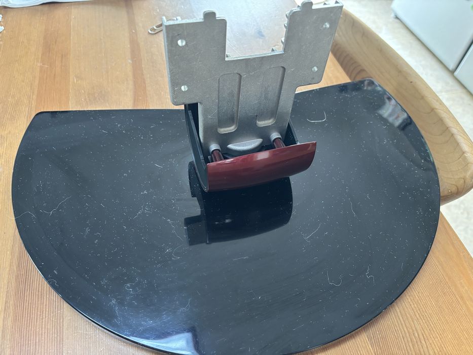 Base preta e bordô de televisão