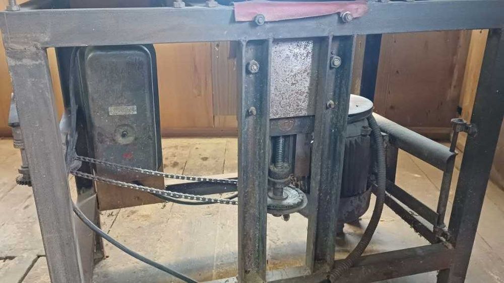 Вертикально-фрезерный станок по дереву