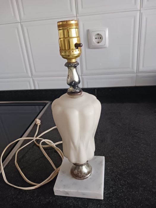 Candeeiro  antigo e mármore