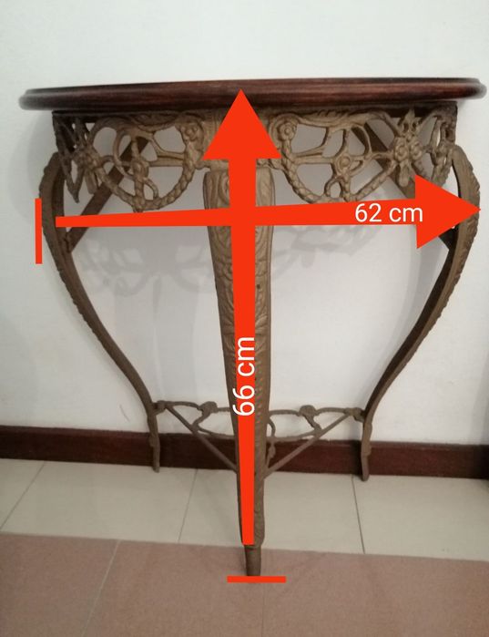 Mesa de apoio antigo com tampa em madeira.