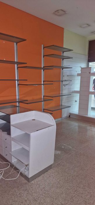 Arrenda-se loja Shopping Massamá  perto da estação de comboios