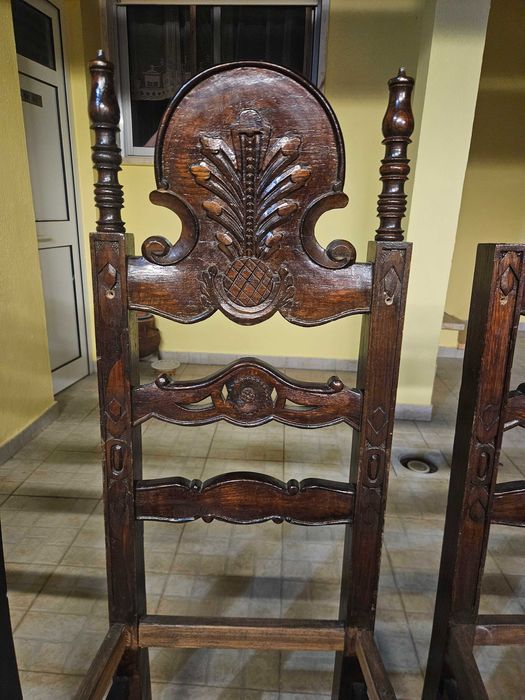 Conjunto de 4 cadeiras antigas em madeira maciça – Entalhadas – Para restauro