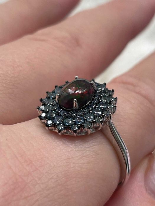 Кольцо из серебра 925 пробы с черным опалом и сапфиром 8x6 мм,р.18.5