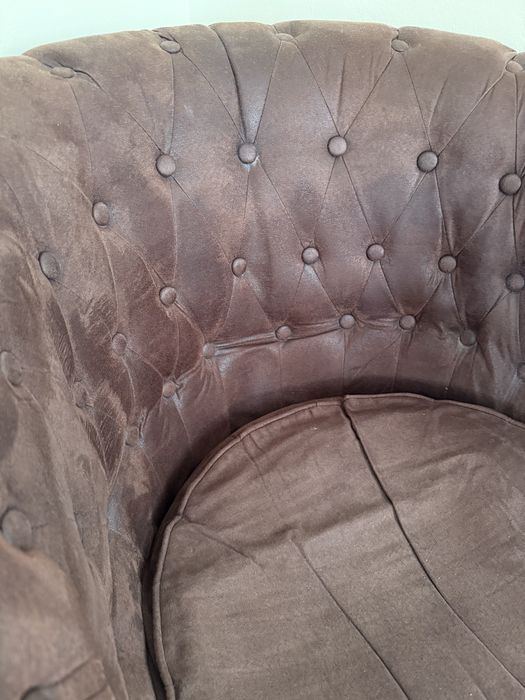 Poltrona estilo Chesterfield em castanho