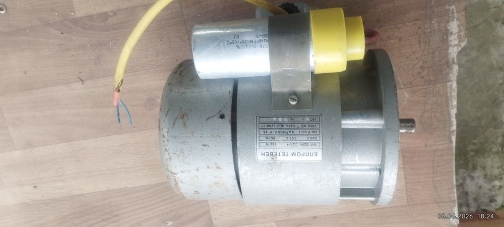 Продам два  електродвигуни робочі