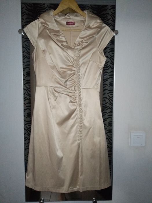 Золота атласна сукня