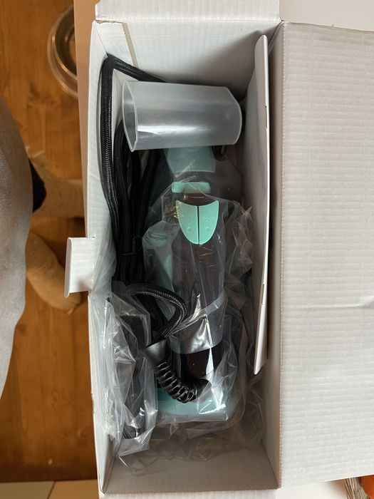 Ferro de engomar a vapor novo