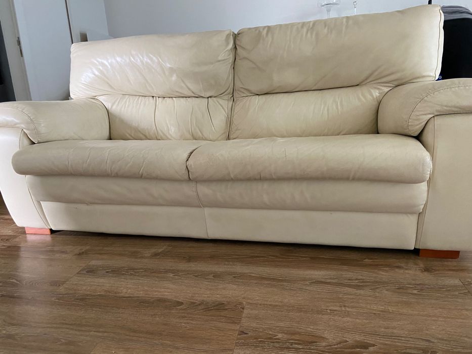 2 sofás imitação de pele bege