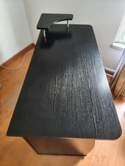 Secretária com espaço para torre de pc - muito bom estado