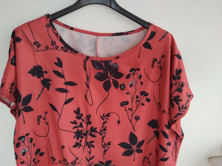 Blusa Fluída Coral com Estampa Botânica / Floral Preta - Tamanho XL - Nova!