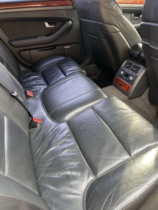 Audi  A8  Срочно