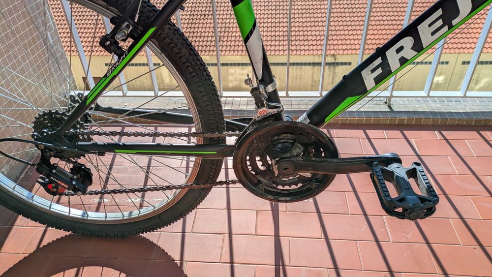 Vendo bicicleta MTB Frejus, modelo em preto e verde, com rodas aro 24" e 18 velocidades.
