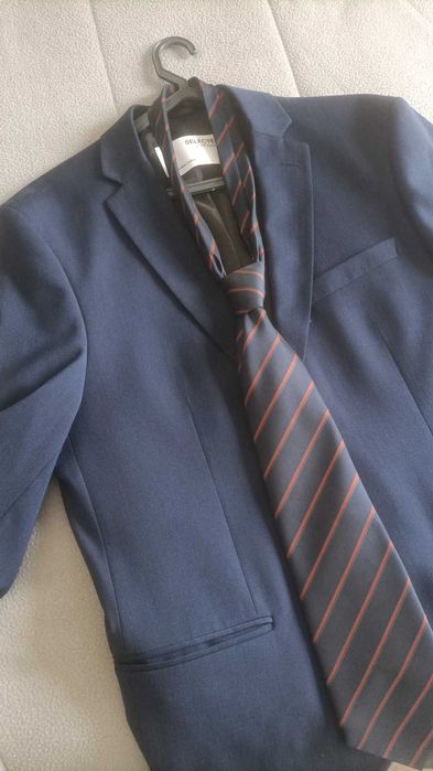 Fato azul usado apenas uma vez