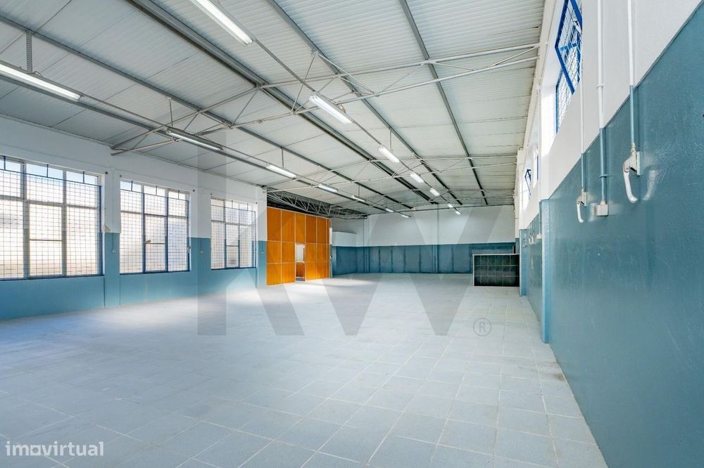 Espetacular Armazém Industrial em São João da Talha 1000m2