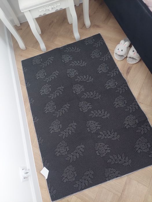 Dywan z lalką w stylu bratz