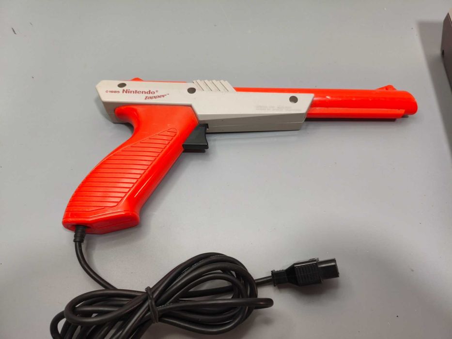 Nintendo Nes + Zapper e jogo Duckhunt & Mario