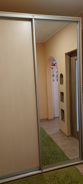 Продам містку шафу-купе з дзеркалом
