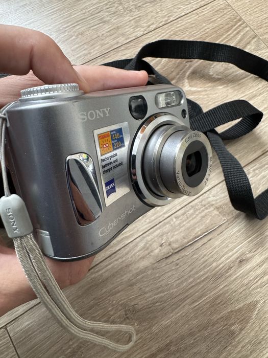 Sony syber-shot DSC-S80
