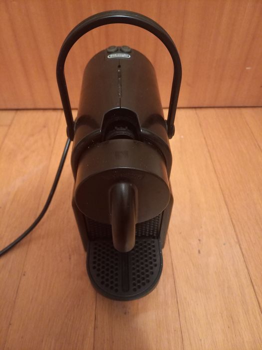 Máquina Nespresso Delonghi Inissia EN80.B reservatório água