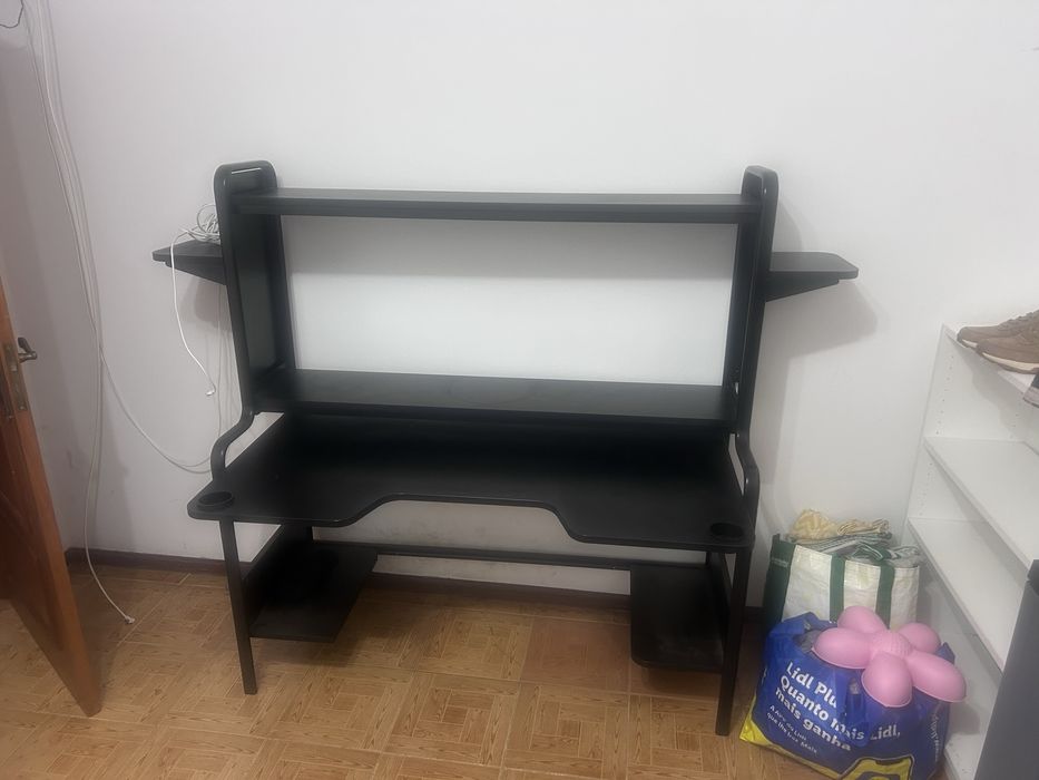 Vendo ou troc Secretaria mais cadeira gaming