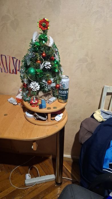 Продам ёлочку и банку пива и подставку под монитор