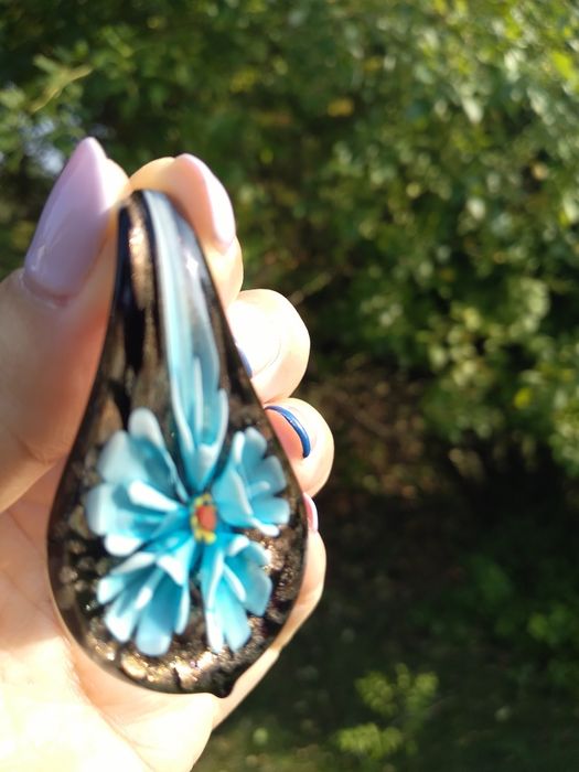 Zawieszka z niebieskim kwiatem