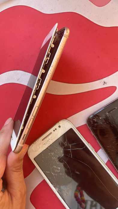 2 Iphones + 1 samsung + 1 tablet