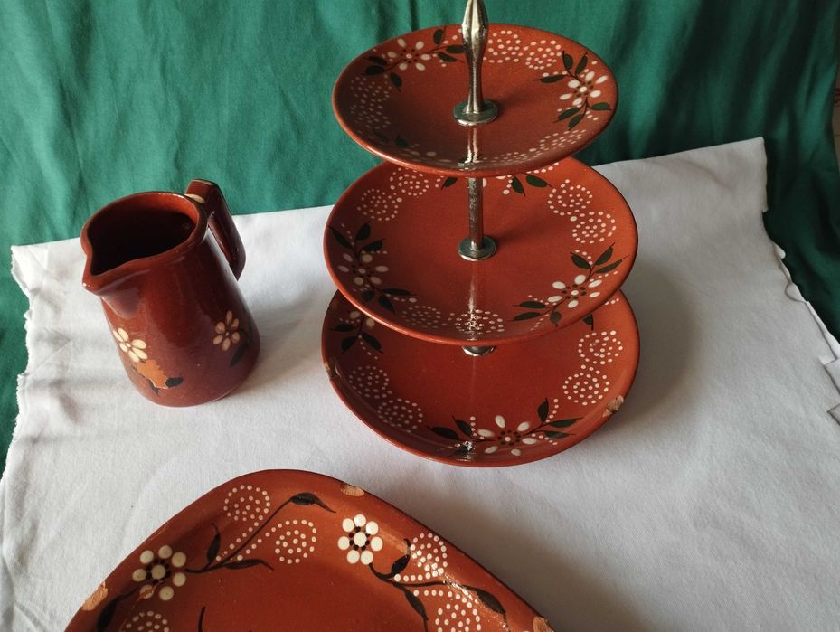 Conjunto de louça artesanal em barro vermelho