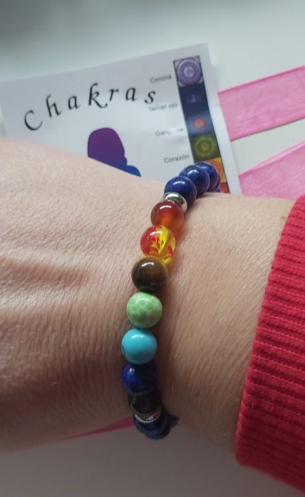 Pulseira elástica azul, com pedras naturais "7 chakras"