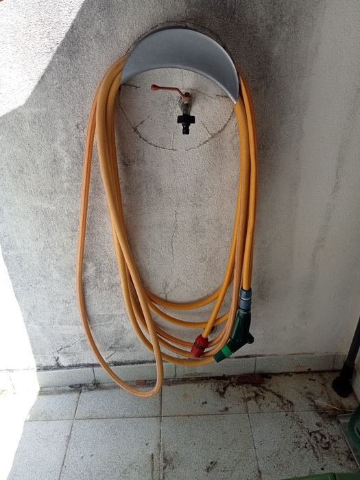 Mangueira e suporte mural