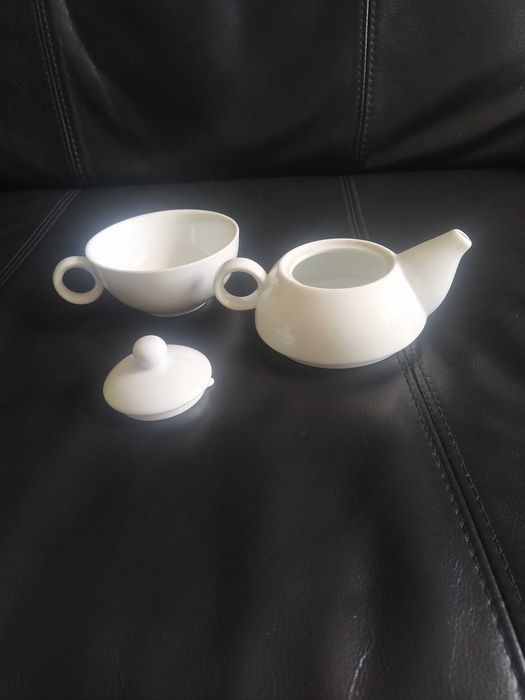 Conjunto de chá, chávena bule, em porcelana branca